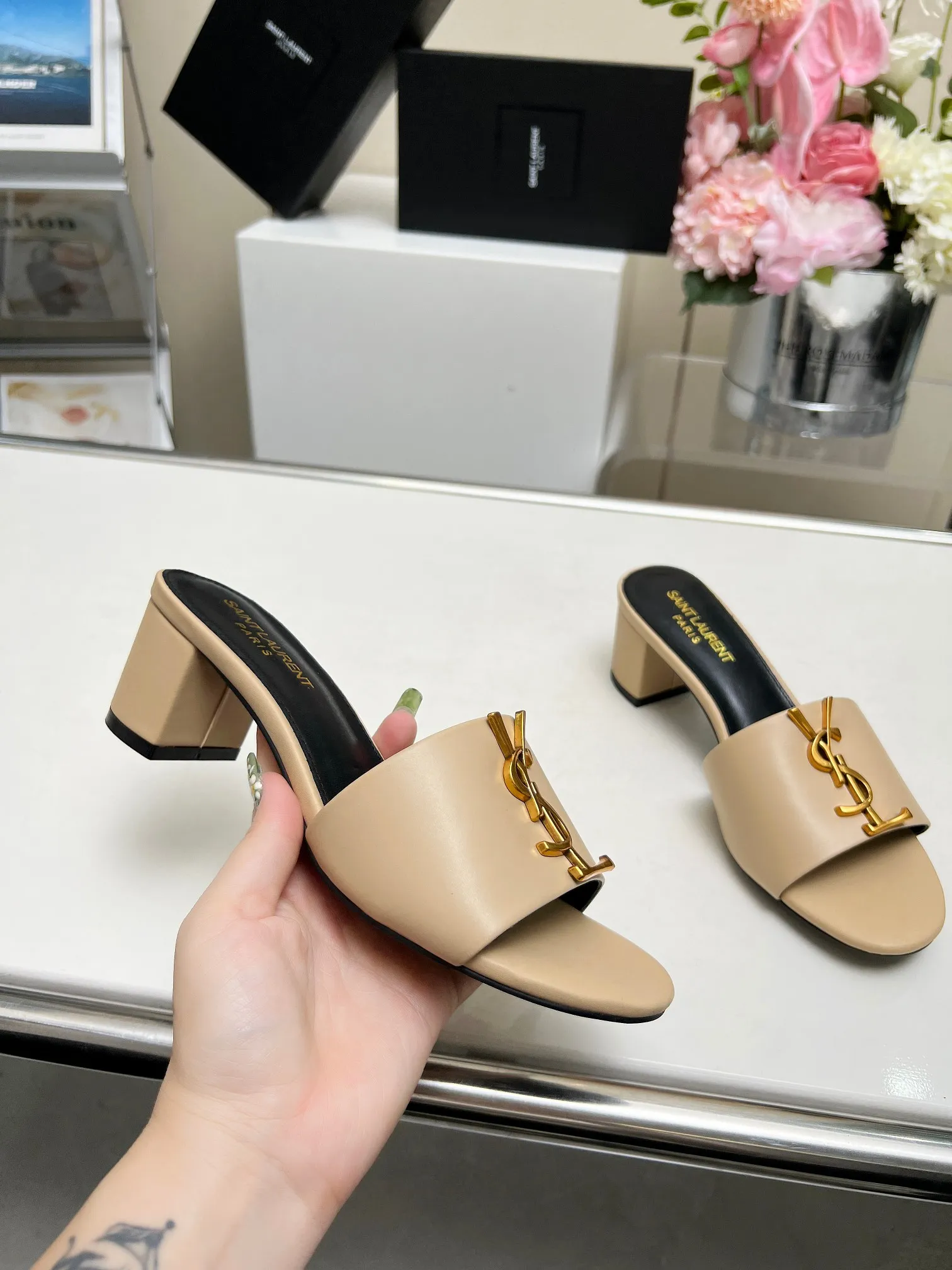 👟👟Ex-factory price 340👟👟 Genuine leather sole +30 Heel height: 5cm Fabric: Cow leather Pads: Sheep leather Size: 35-43 (42, 43 custom-made, non-returnable) [Saint Laurent] Saint Laurent 2024 counter synchronized new model, YSL-logo letter buckle decoration, high-quality and glamorous masterpiece, both temperament and fashion Classic and attractive design style, especially beautiful on the feet